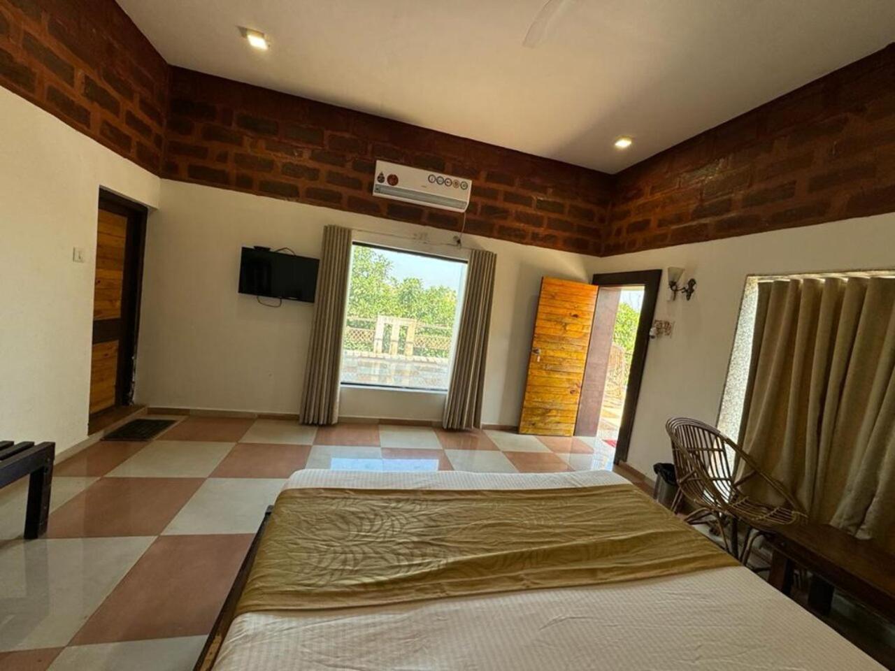 Gir Lions Paw Resort With Swimming Pool Sasan Gir Exteriör bild